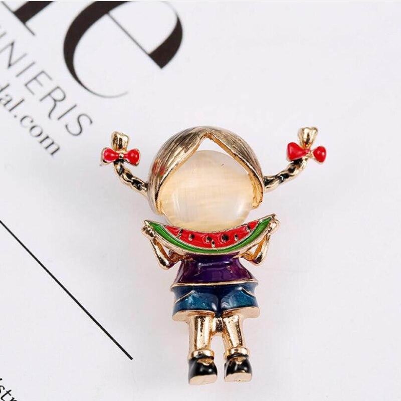 Blucome Новое поступление, брошь в виде милой девочки, которая ест дыню, маленькая девочка с розовой шляпой, брошь на булавке для девочек и женщин
