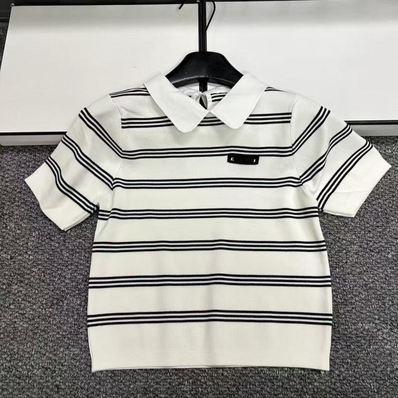 Полосатый трикотажный топ с коротким рукавом и воротником из перламутра в стиле Miu Style Black Label - Коллекция Весна/Лето 2026