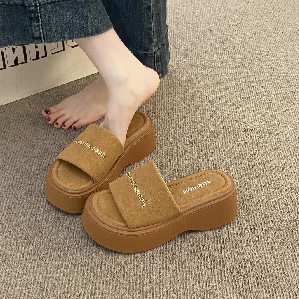 Крутые шлепанцы на толстой подошве и высоком каблуке для летней женской обуви 2025 новинка маффин однословные шлепанцы на небольшой платформе пляжные сандалии