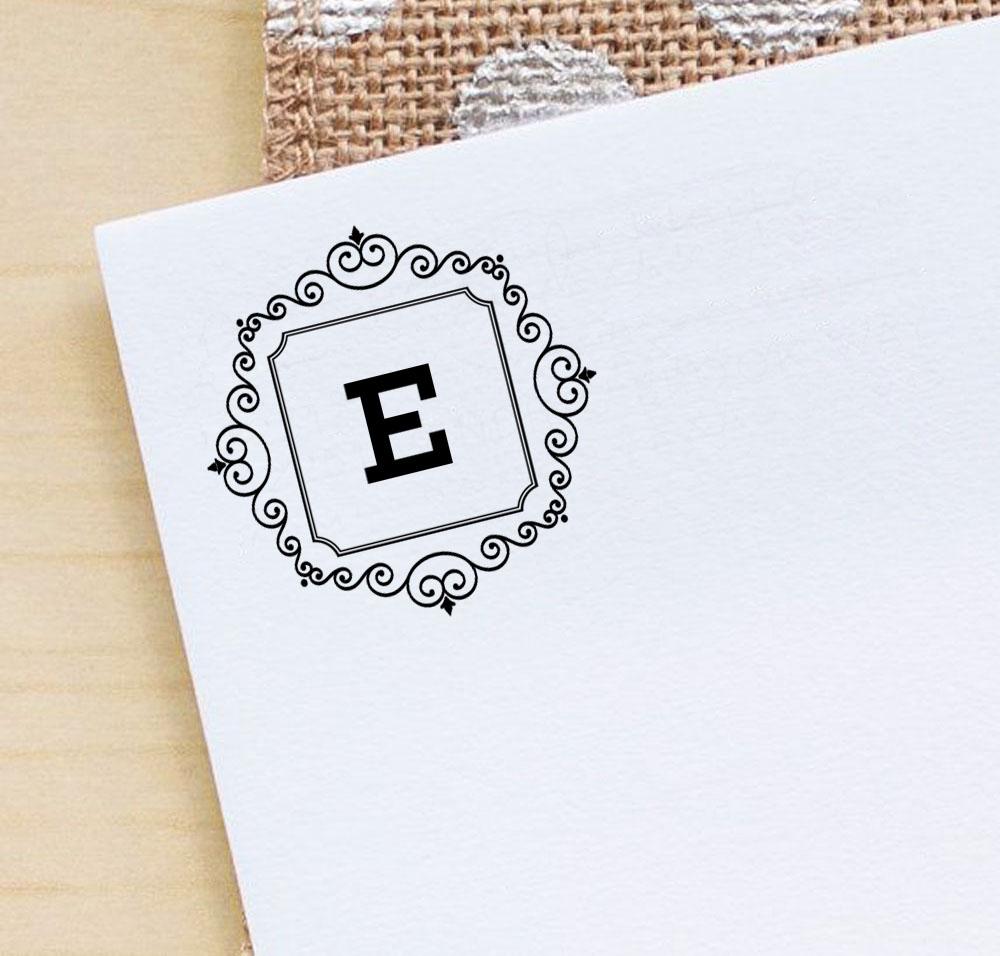 Printtoo Square Swirl Border E Алфавит Монограмма Начальные канцелярские принадлежности Self Inking R-40 Rubber