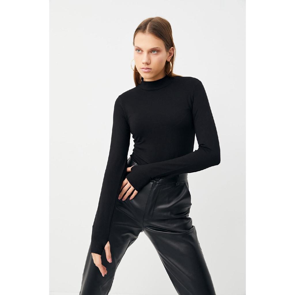 Женское черное боди с деталями на пальцах