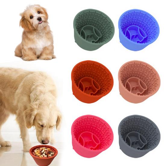 Миска-лизун для медленного кормления собаки способствует здоровому и спокойному питанию. Текстурированная силиконовая миска для собаки с присоской для всех размеров собак. Уход и время еды.