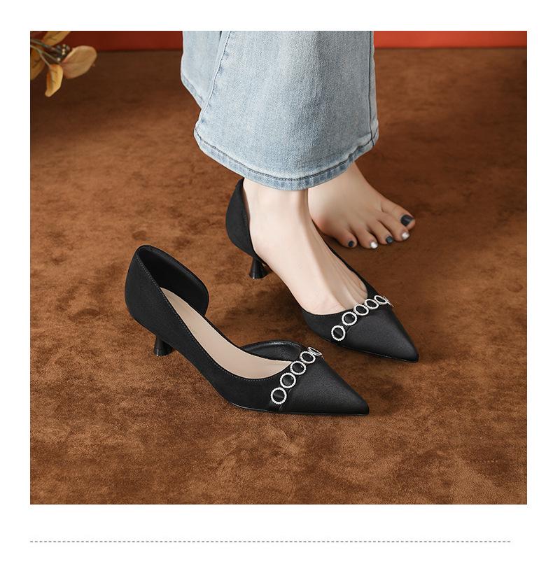 Изысканные атласные туфли-мюли на шпильке: Женские туфли с острым носком, боковыми вырезами, коллекция весна-лето 2025