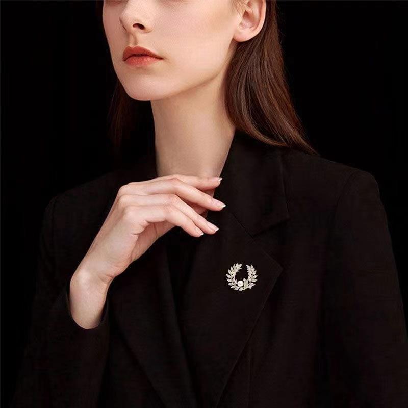Small Niche Design High-end Brooch Olive Branch Temperament Brooch Fashionable Coat Accessories