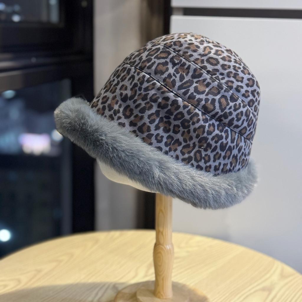 New Korean-style leopard print plush hat for women, winter thickened and fleece-lined, warm and ear-protecting, fashionable and versatile, makes the
