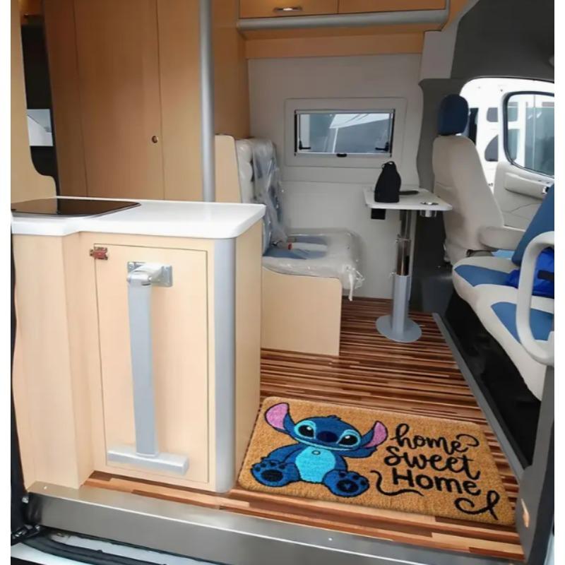 1 шт. Коврик для входной двери с изображением персонажей мультфильма «Стич»: нескользящий, с ярким цветочным рисунком, можно стирать в машине, легко чистится, подходит для дома и детей.