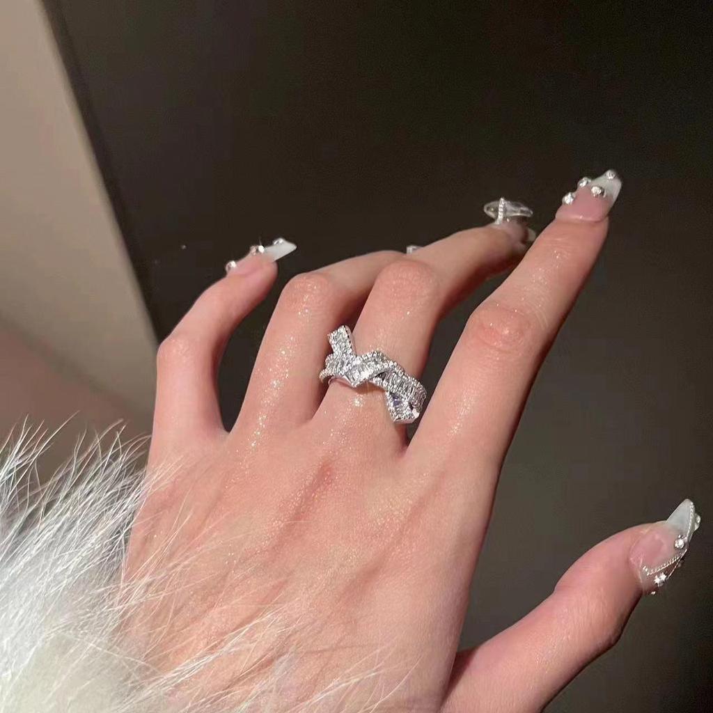 Элегантное кольцо с бриллиантовым узлом: Потрясающий, универсальный дизайн с серебряными бриллиантами.