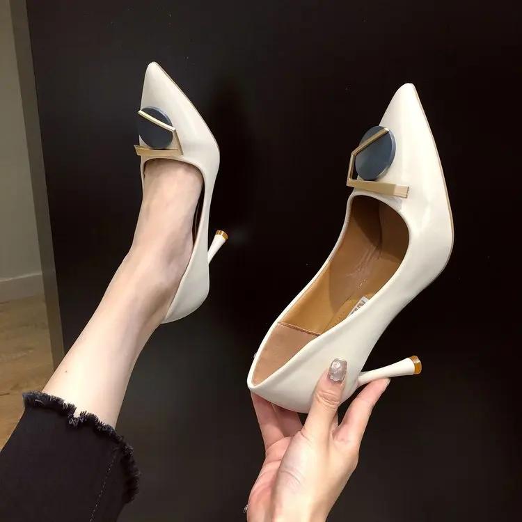 Модные женские летние туфли бежевого цвета на высоком каблуке 2024 года, заостренные, офисные, шикарные, элегантные, легкие, в корейском стиле, простые, подходящие по цвету туфли