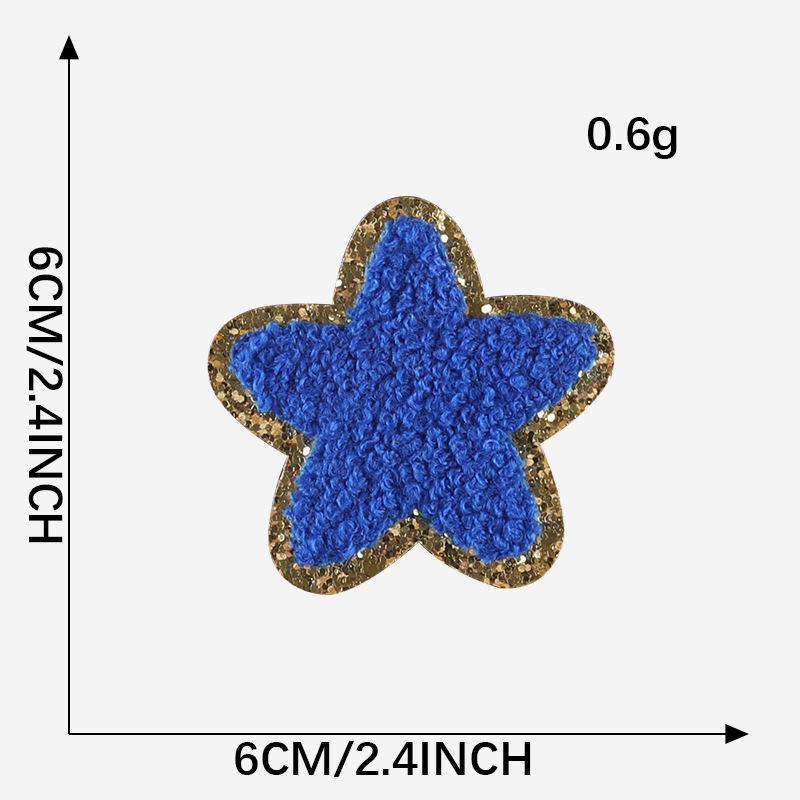 Полотенце из синели с золотой окантовкой, вышитыми нашивками в виде молний и радуги