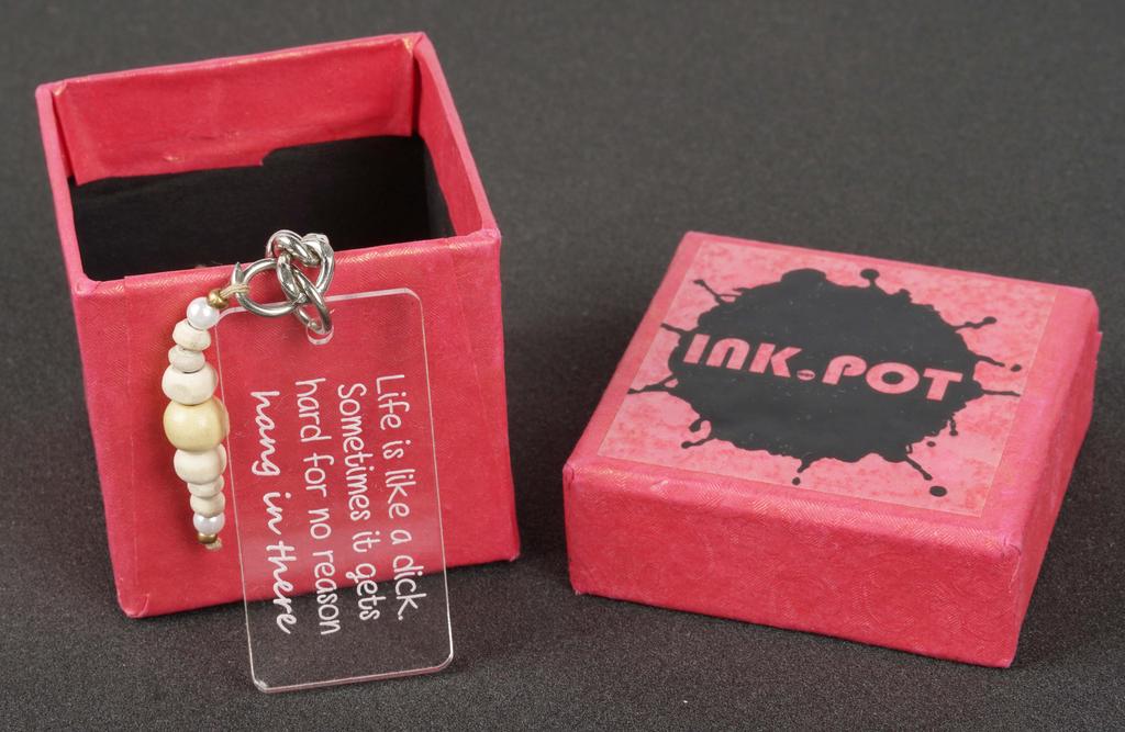 Inkdotpot Смешной брелок Жизнь как ** Иногда становится тяжело без причины Держись там Акриловый гравированный брелок Смешной взрослый юмор Новинка