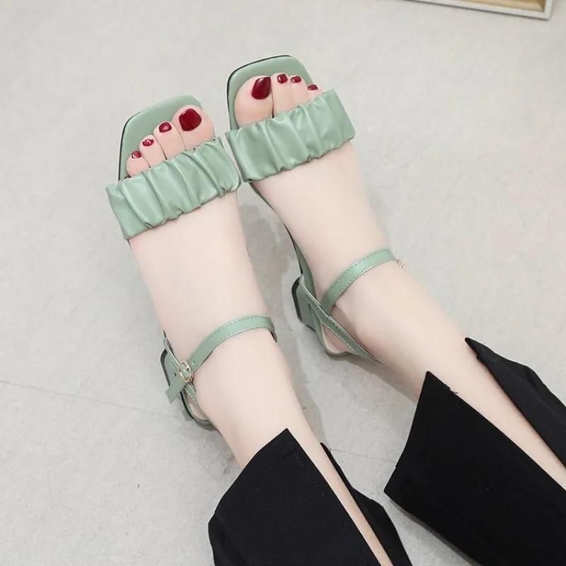 Модные женские босоножки на квадратном каблуке 2024 года, летние новые корейские босоножки с плиссировкой и пряжкой на щиколотке, повседневные босоножки на высоком каблуке в простом римском стиле