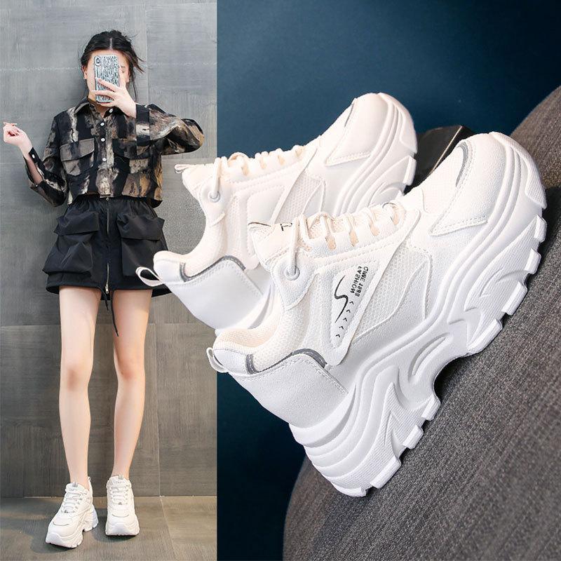 Популярные маленькие белые туфли универсальная повседневная спортивная обувь женские модели 2025 новая весна и осень толстая подошва увеличивающая рост папины кроссовки