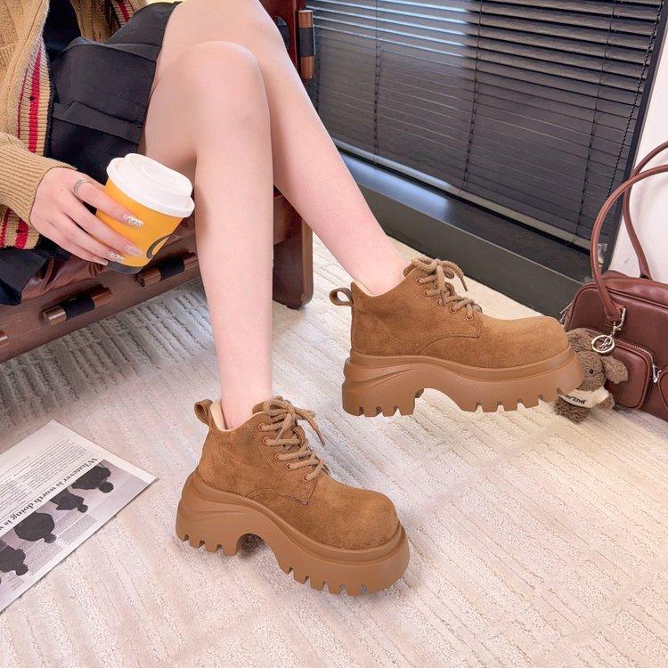 Женские ботинки Мартин на толстой подошве 2025 новые осенне-зимние увеличивающие рост ботинки Майярдового цвета ревеня, популярные уличные альпинистские короткие ботинки