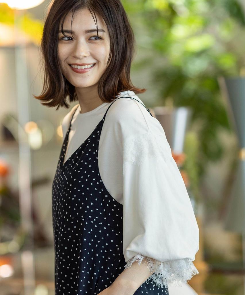 Свитер с кружевным рукавом