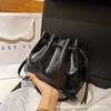 Niche Design Drawstring Bucket Bag Women's 2025 New Fashion Commuter Bag Summer Popular Shoulder Bag