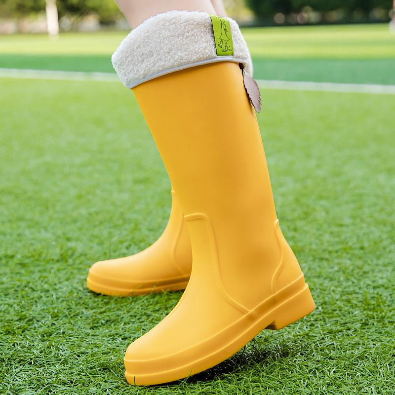 Резиновые сапоги Модные и простые резиновые сапоги для средней школы Женская водонепроницаемая и противоскользящая износостойкая верхняя обувь Женская обувь с рабочими рукавами для кухни