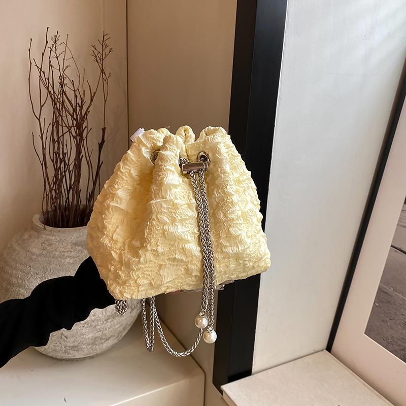В этом году популярная и популярная женская сумка, новый нишевый дизайн, модная цепочка, сумка через плечо из ткани, плиссированная сумка-ведро