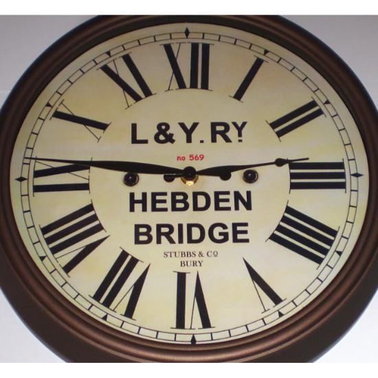 Часы в викторианском стиле на железной дороге Ланкашира и Йоркшира LYR, станция Хебден-Бридж