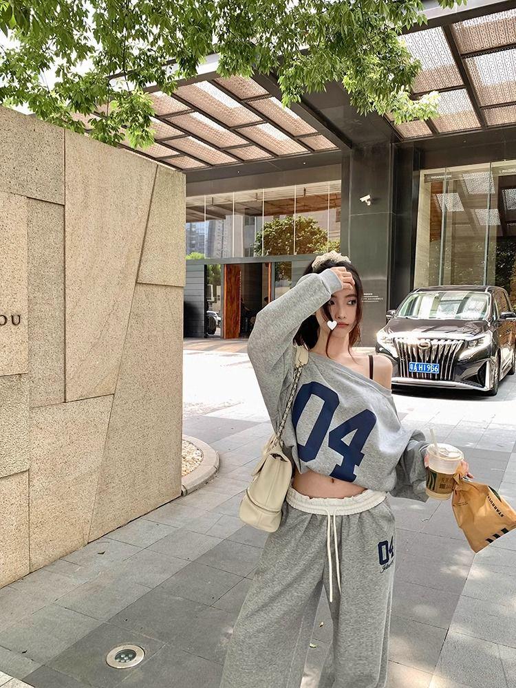 Женский осенний спортивный костюм в корейском стиле: Свободный крой и стройнящие брюки с широкими штанинами, комплект из двух предметов - Модный тренд инфлюенсеров.