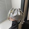 Повседневная маленькая сумка для женщин Весна Новая однотонная Простая и модная корейская версия красивой сумки кроссбоди Ins Сумка-ведро