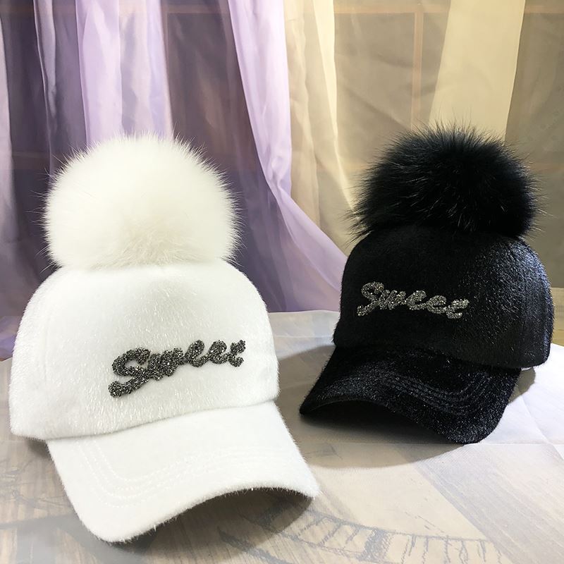 Осенне-зимняя теплая шапка женская бейсболка с искусственным помпоном, стразами и надписью в виде морского конька