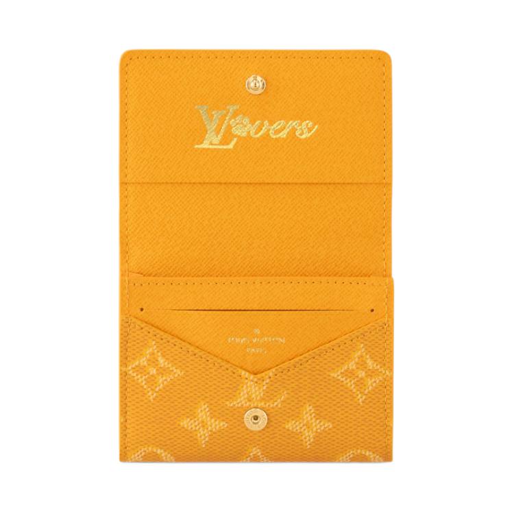 Louis Vuitton Конверт Отпечаток Лапы Собаки Логотип Письма Застежка-Кнопка Монограмма Heritage Покрытый Холст Держатель для Карт Мужской Держатель для Карт Желтый M12664