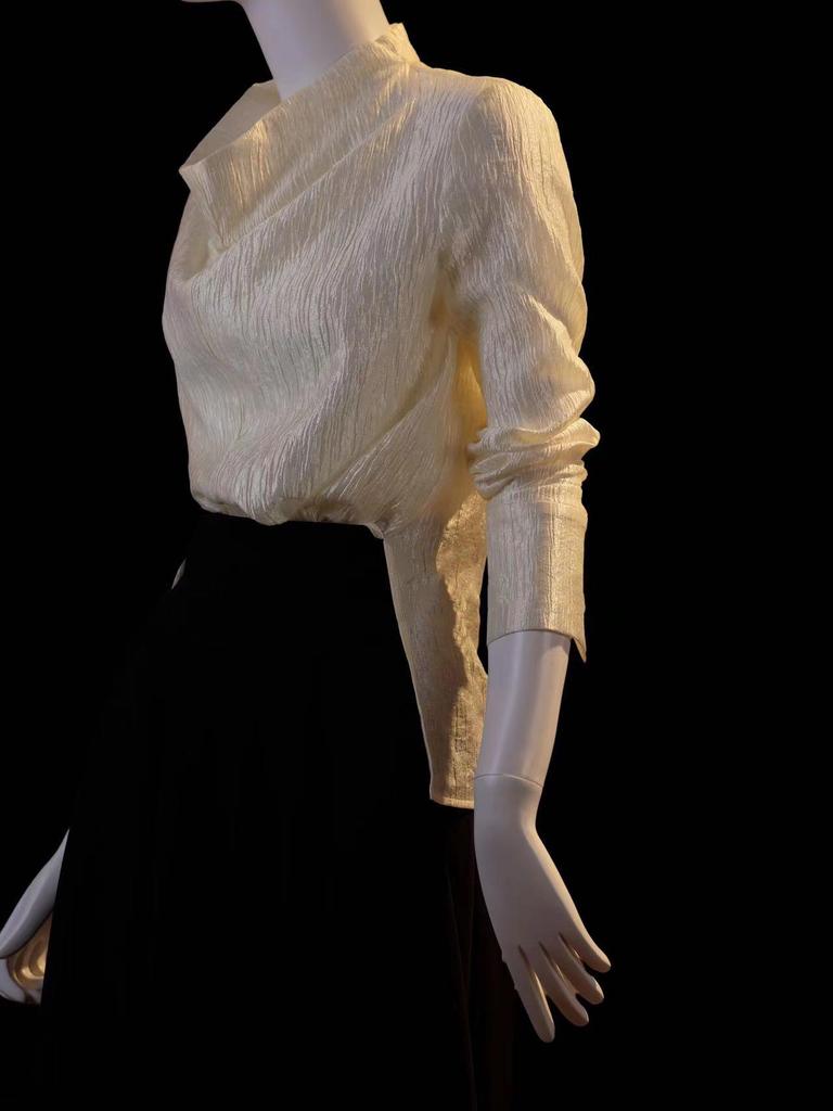 2026 Ранняя весна Нишевый дизайнерский струящийся золотой элегантный топ