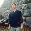 Жилет Guernsey Woollens из шерсти Шетландских островов с V-образным вырезом - Темно-синий