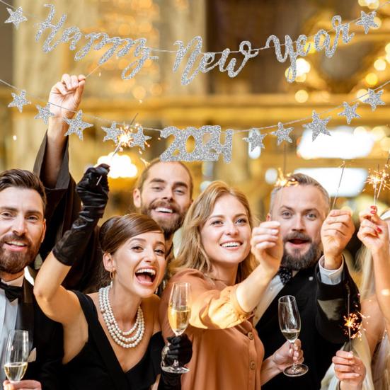 Баннер-флаг 2024. Блестящие буквы счастливого года создают атмосферу. Блестящие элегантные подвесные украшения или вечеринки.