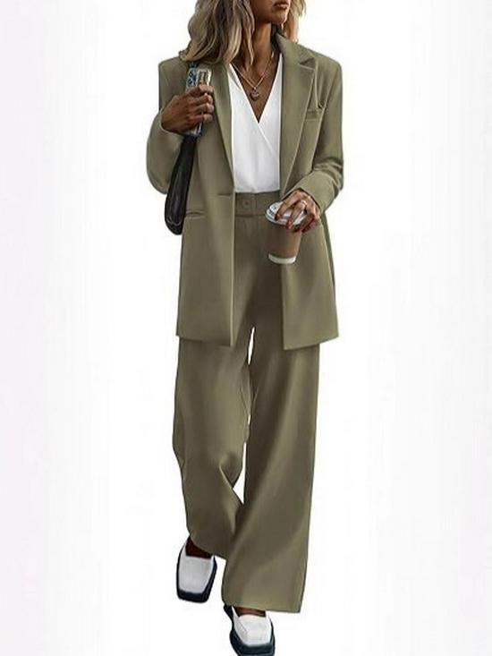 Мода осень/зима 2025 для женщин: Элегантный однотонный костюм с брюками