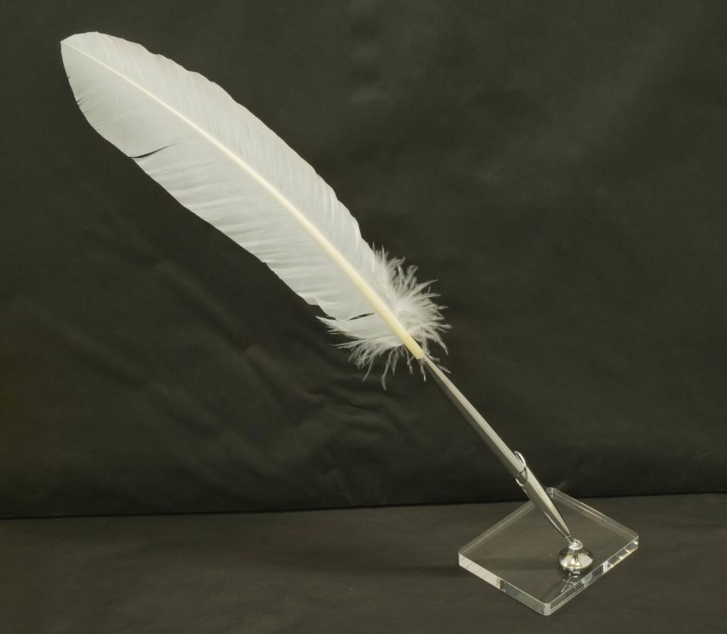 Набор из 2 штук Японская обработка перо индейки латунная дисковая ручка прозрачная акриловая подставка для ручек с серебристым держателем для ручек Белое перо + Q-S6P2WT-2-W