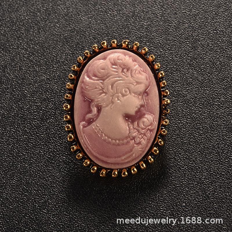 Elegant Resin Alloy Brooch: Retro Relief Art Jewelry for European & American Fashion
