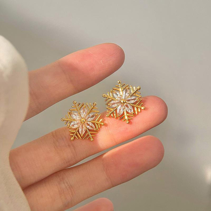 Delicate Rhinestone Elk Earrings for Women Sweet Asymmetrical Snowflake Deer Drop Earring New Year Jewelry Christmas Gift
