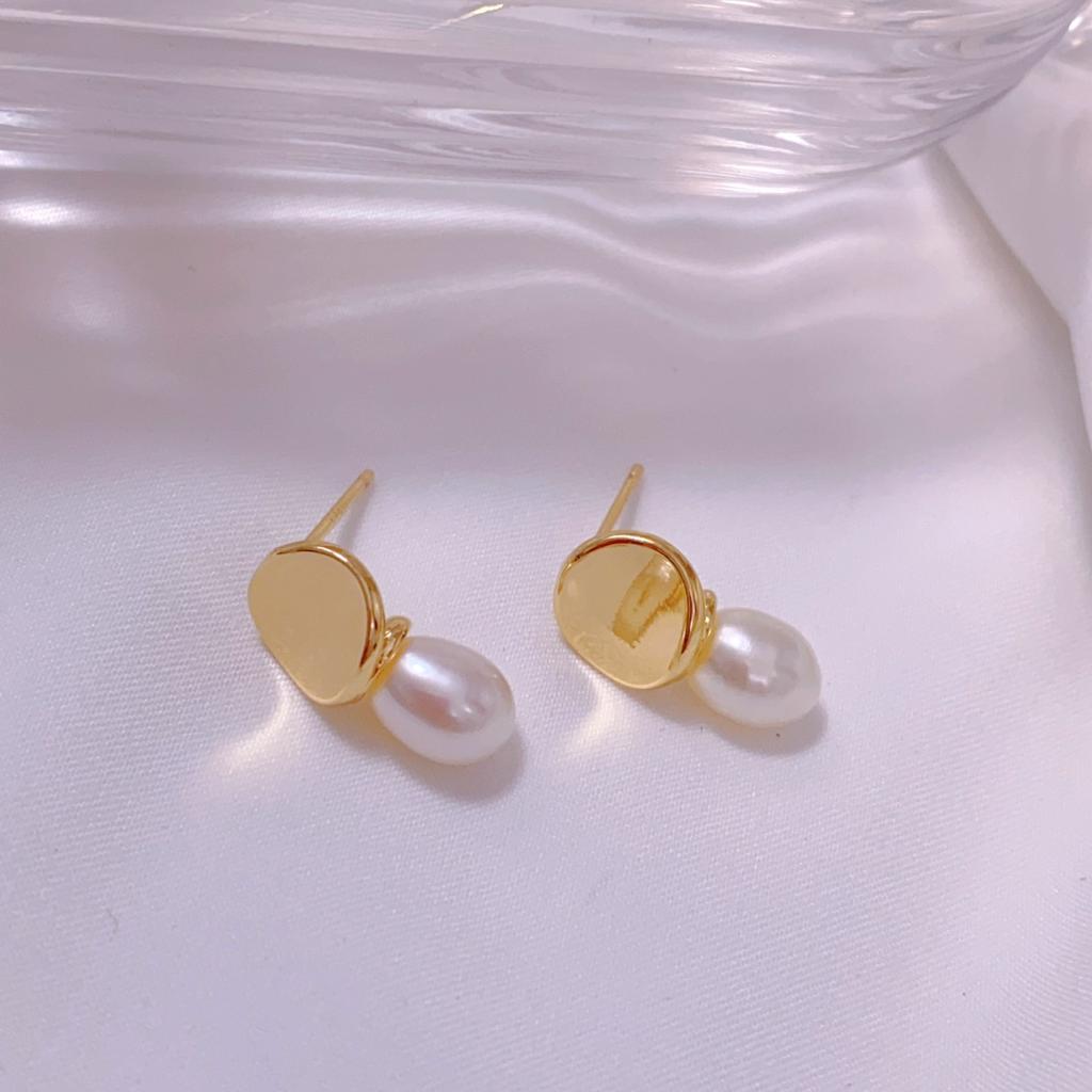 Стильные французские натуральные пресноводные жемчужные бусины-рисинки, изысканные и компактные, универсальные для ежедневной носки, корейская версия, серебряные гвоздики