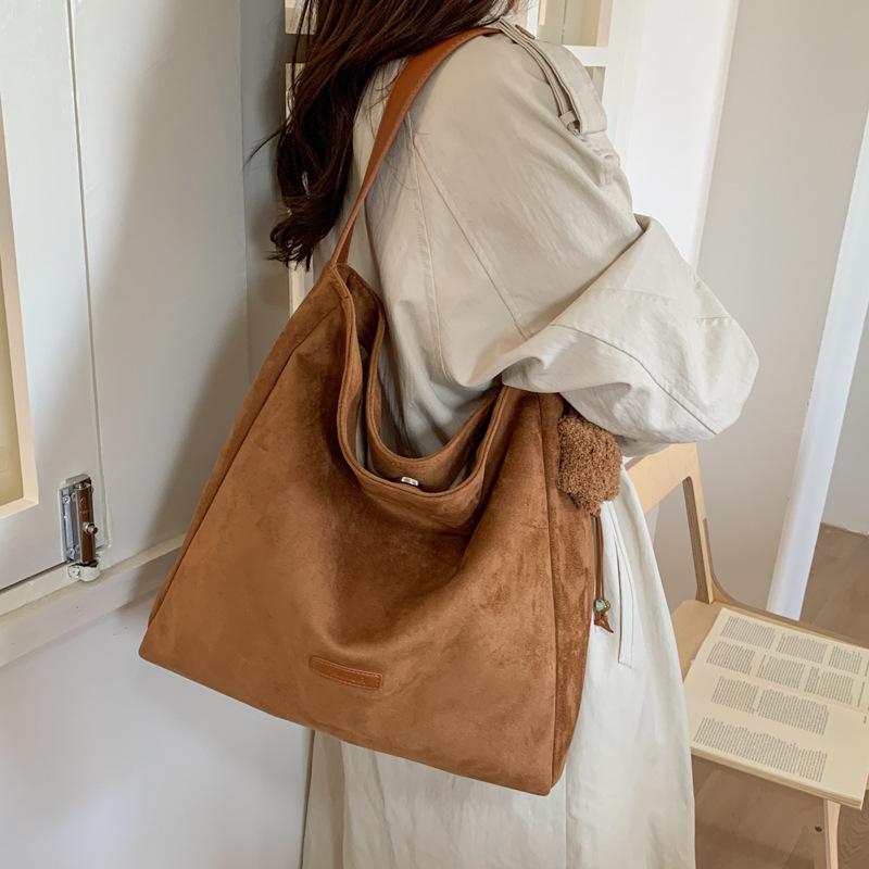 Ретро сумка женская большой вместимости 2025 новая осень и зима универсальная простая наплечная сумка текстурная сумка-тоут для поездок
