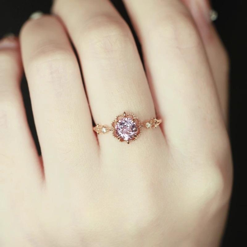 Женское кольцо на указательный палец класса люкс из стерлингового серебра 925 пробы с неправильной формы драгоценным камнем - Не тускнеющее, регулируемое, с легким нишевым дизайном.