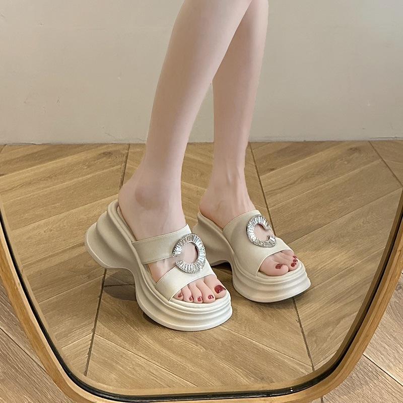 Нишевые шлепанцы на танкетке с толстой подошвой, женская летняя обувь 2025, новые универсальные босоножки на высоком каблуке со стразами, повседневные сандалии на одной перемычке