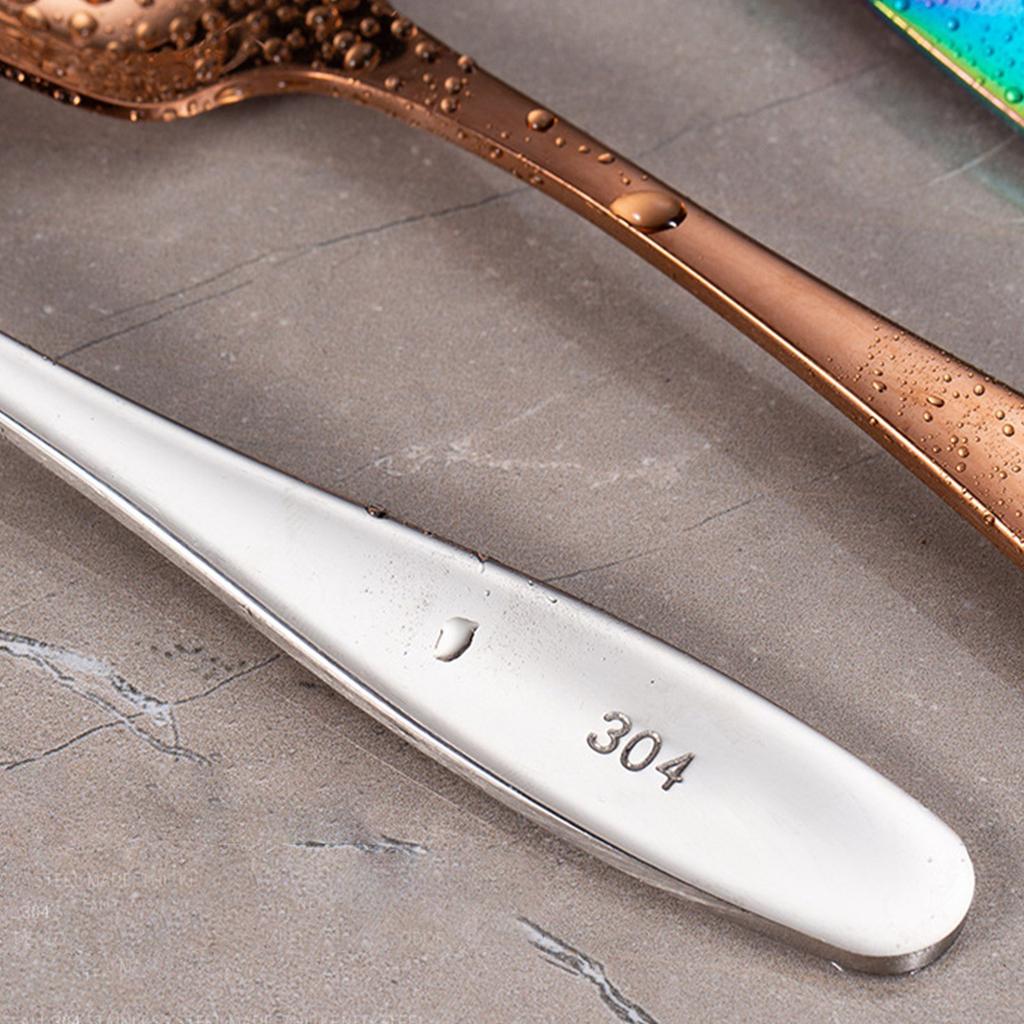 Набор из 2 современных ложек из нержавеющей стали с квадратной головкой, идеально подходящих для повседневных приемов пищи и особых случаев. Легко чистить