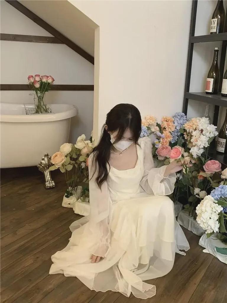 Белое шифоновое платье А-силуэта с квадратным вырезом и рукавами-фонариками во французском стиле