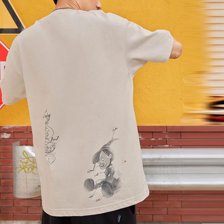 Li-Ning X Disney Pinocchio Series, Повседневная свободная футболка с ручным рисунком и короткими рукавами, мужские топы, белый песочно-серый AHSS451-1