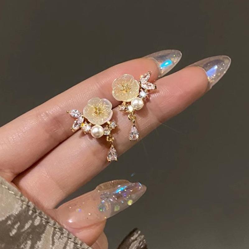 2023 High-End French Pearl Earrings: Light Luxury, Unique Design for Women