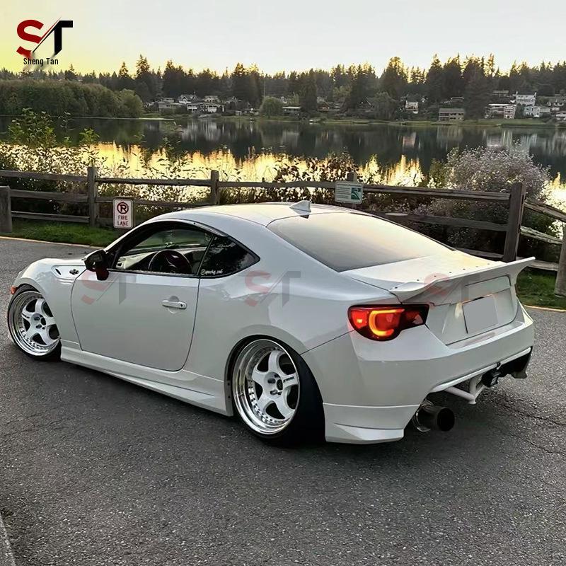 Передний сплиттер, боковые юбки, углы заднего бампера для Toyota GT86: Комплект обвеса и диффузор из ПП.