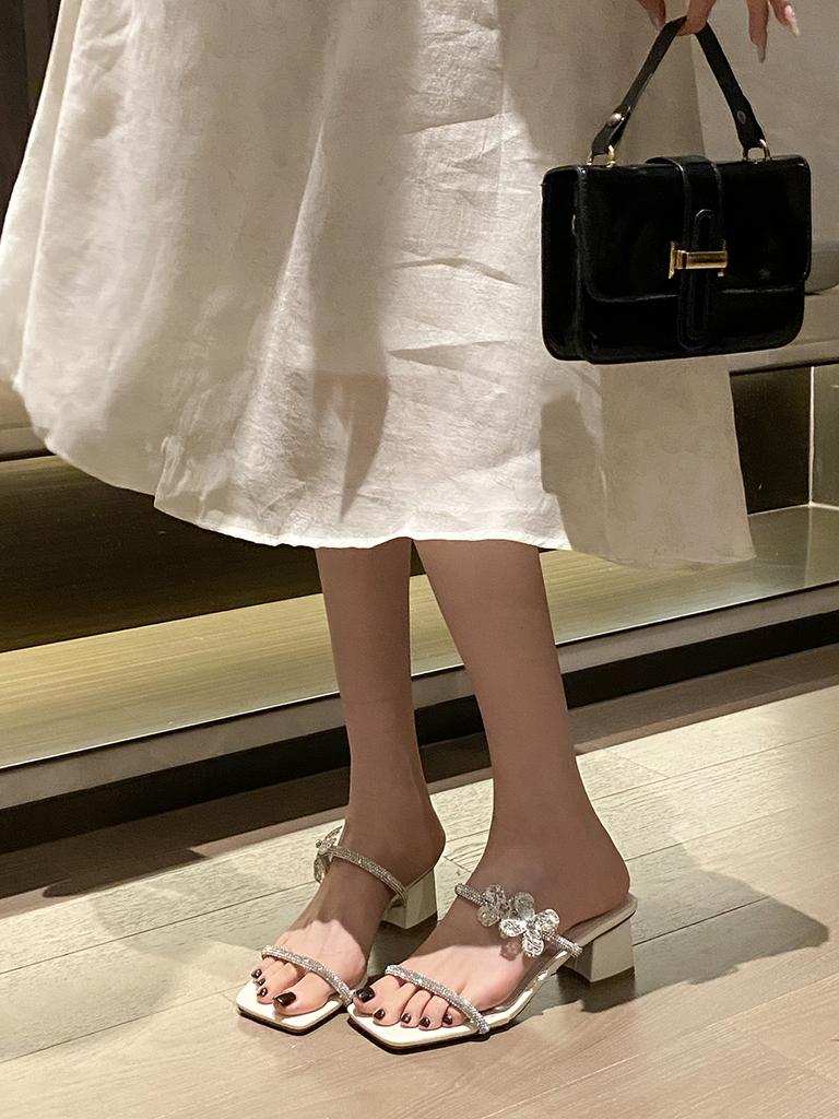 Мода Модные женские тапочки Мюли Туфли Толстые каблуки средней высоты Дизайн со стразами Летние уличные Мюли Туфли Слипоны Сексуальные серебристо-белые туфли-лодочки