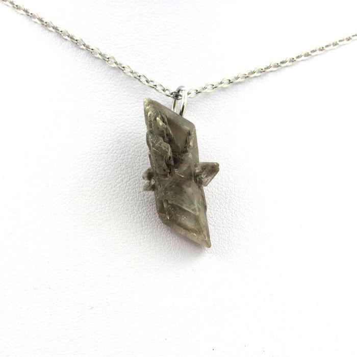 Pierres et Minéraux. Collier Gypse brut. 15.94 ct. Marcieu, Isère, France.