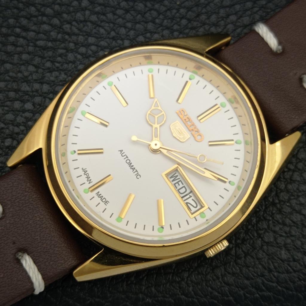 ЯПОНСКИЕ ВИНТАЖНЫЕ ОТРЕМОНТИРОВАННЫЕ МУЖСКИЕ АВТОМАТИЧЕСКИЕ ЧАСЫ SEIKO 5 С БЕЛЫМ ЦИФЕРБЛАТОМ a442381-1