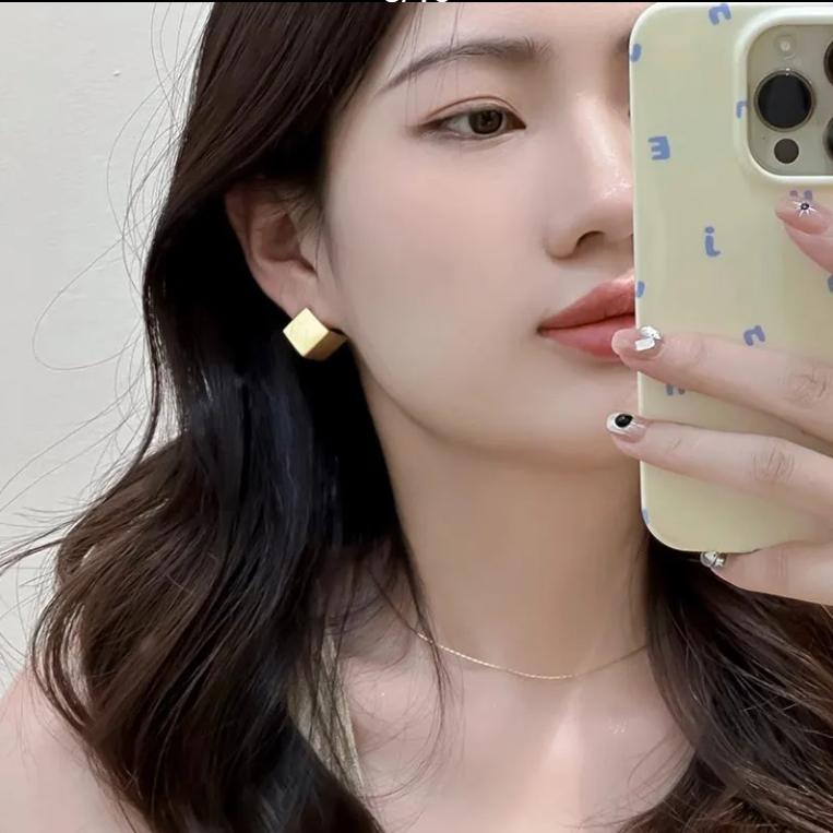 Маленькие квадратные серьги из матового металла, новинка 2024, индивидуальный дизайн, хипстерские нишевые серьги с холодным ветром, женские серьги