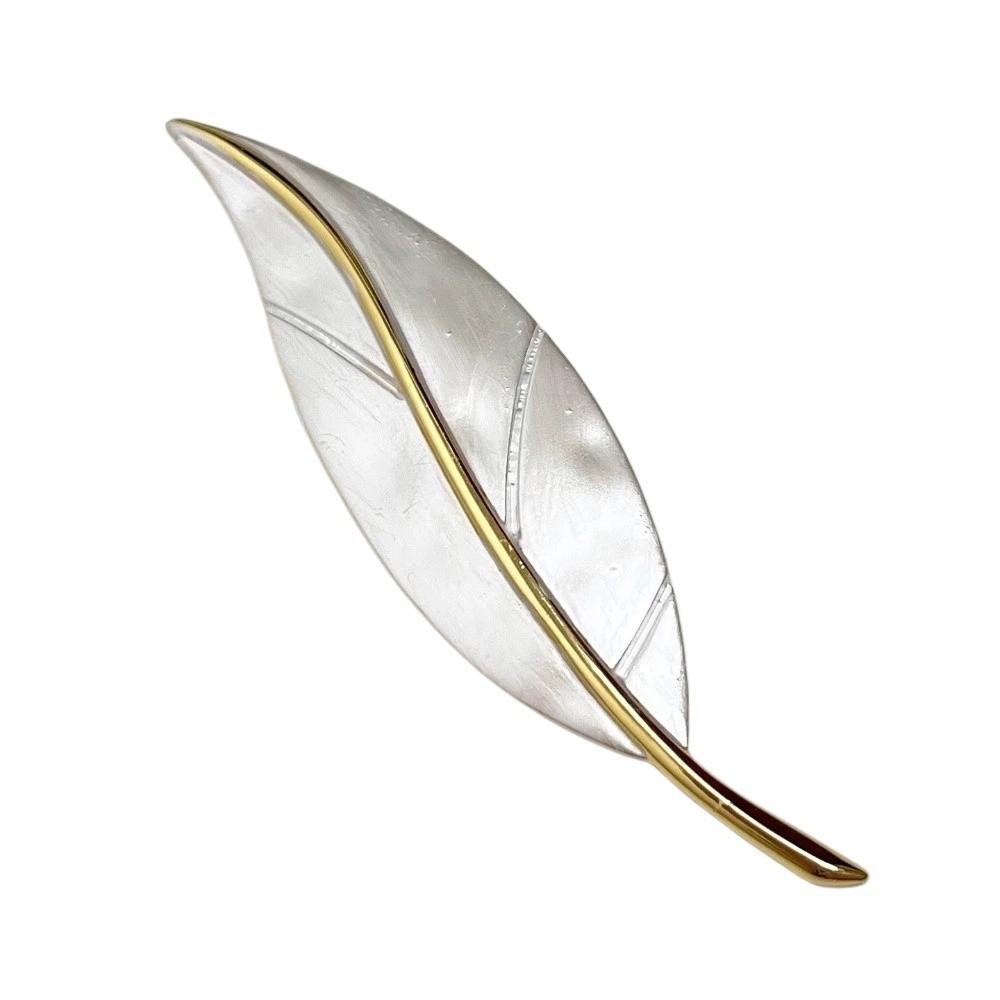 Exquisite Corsage Ornament Maple Leaf Brooch Vintage French Style Long Leaf Pin Gold Chest Flower Metal Glossy Brooch Gift
