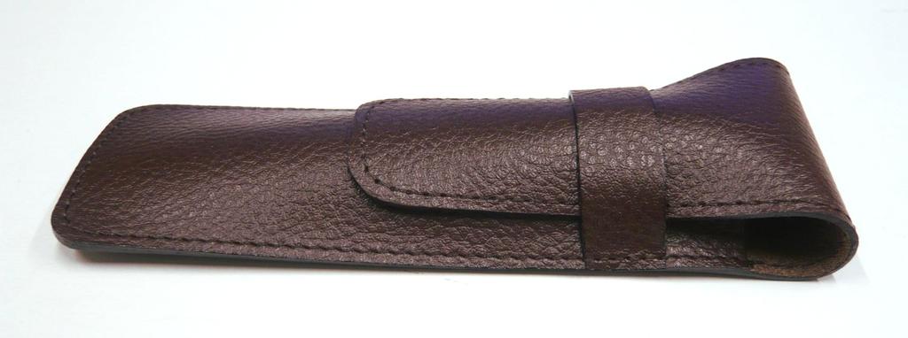 2 пенала из зернистой коровьей кожи шоколадного цвета с металлическим стержнем и вращающейся шариковой ручкой в обертке из натуральной кожи Director Set Black