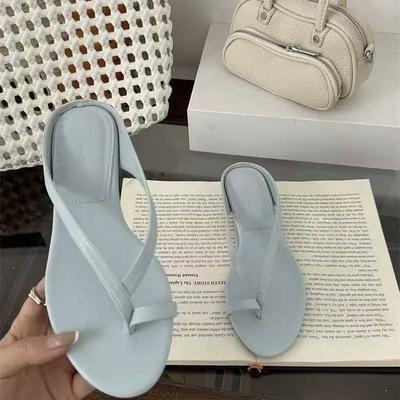 Корейская версия клипсы для ремешка на пальце, шлепанцы, обувь, женские 2025, новая летняя одежда, модные повседневные сандалии на небольшом наклонном каблуке