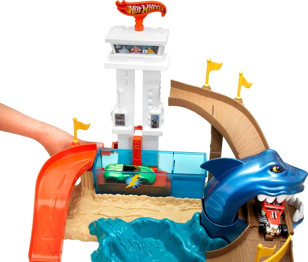 Hot Wheels Игровой набор Color Shifters Biting Shark для детей 1 года и BGK04 [Включает мини-машину] [4 шт.]